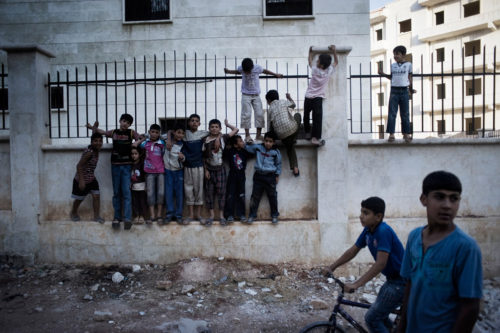 Drenge, der leger på gaden i Aleppo Photo: UNICEF/Romenzi