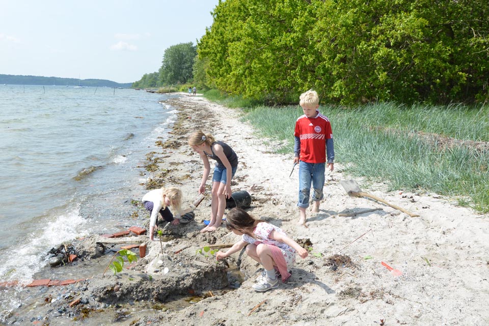 Børn bygger sandslot ved Hagenør sommeren 2012. Med hegn intakt Schousboe